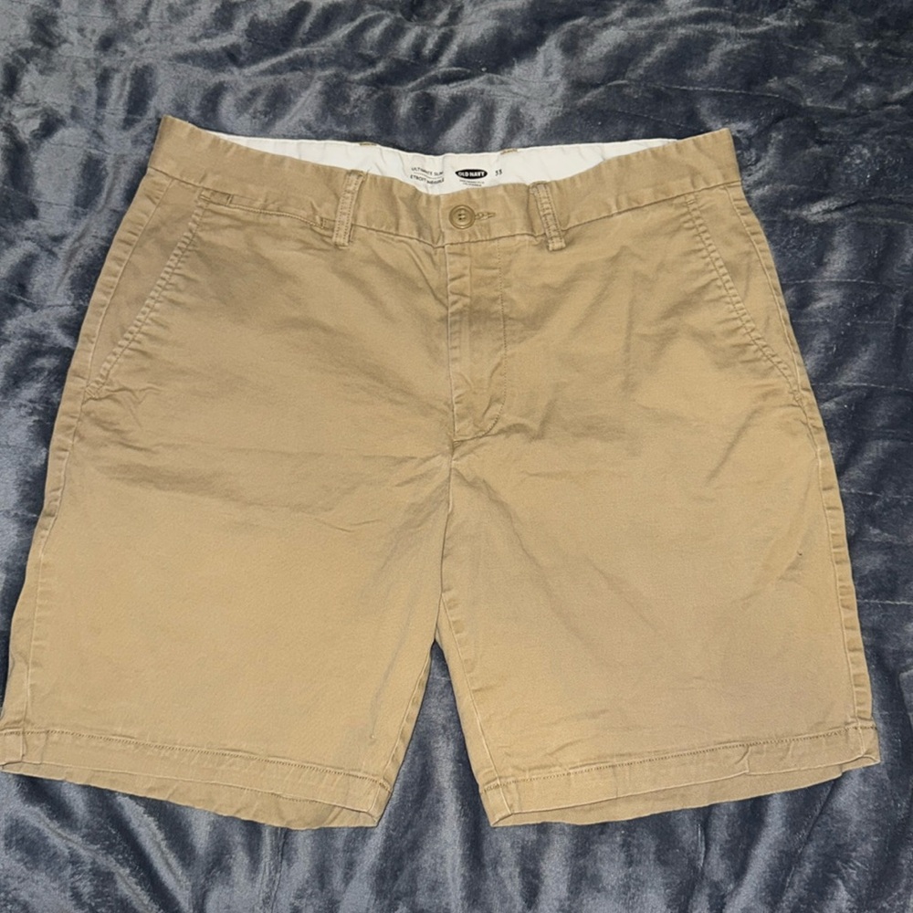 Men’s Old Navy khaki shorts